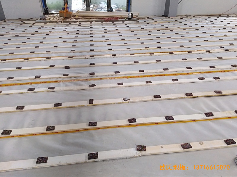 安徽懷寧縣新明源電力公司羽毛球館運(yùn)動木地板施工案例3